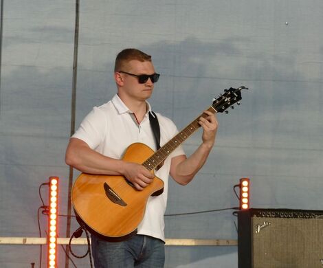 KAPELA GMINNEGO OŚRODKA KULTURY Z GRABOWCA NA MECIE 10. CHARYTATYWNEGO RAJDU KOGUTA