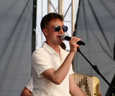 KAPELA GMINNEGO OŚRODKA KULTURY Z GRABOWCA NA MECIE 10. CHARYTATYWNEGO RAJDU KOGUTA