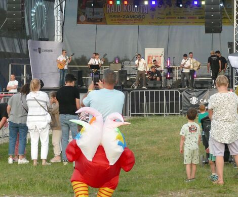 KAPELA GMINNEGO OŚRODKA KULTURY Z GRABOWCA NA MECIE 10. CHARYTATYWNEGO RAJDU KOGUTA